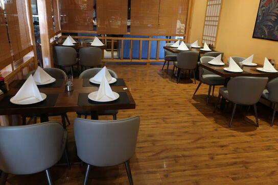 4 borde og 16 nye stole