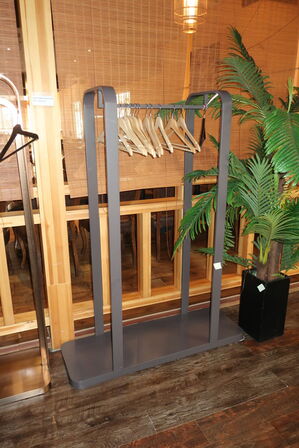 Tøjstativ og kunstig plante