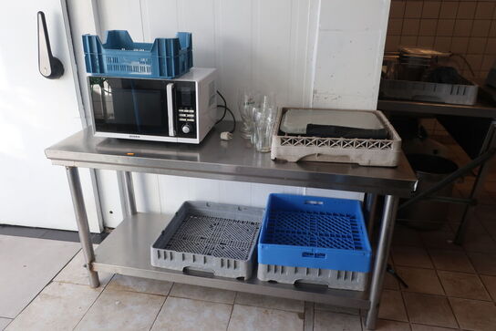 Stålbord og microovn