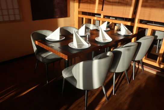 2 borde og 6 nye stole