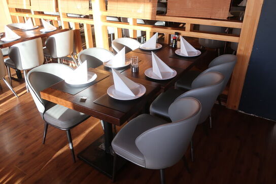 2 borde og 6 nye stole