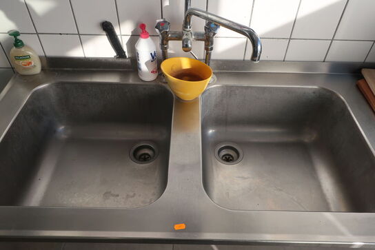 Dobbelt vaskebord med armatur