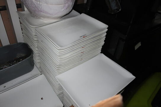 Parti firkantede porcelænstallerkner