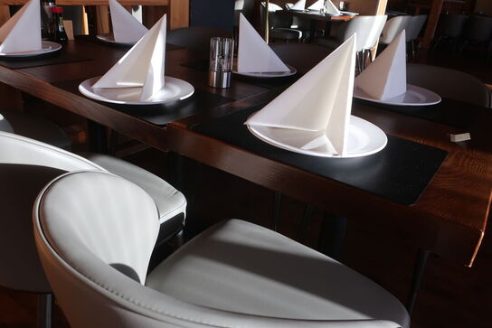 2 borde og 6 nye stole