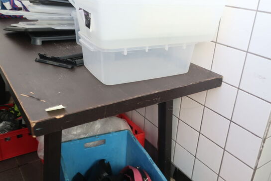 Bord samt indhold ovenpå bordet