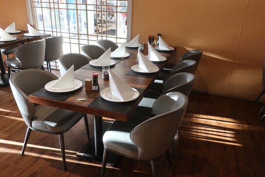 2 borde og 8 nye stole