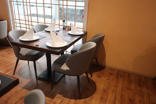 3 borde og 12 nye stole