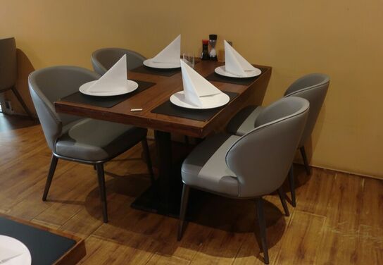 3 borde og 12 nye stole