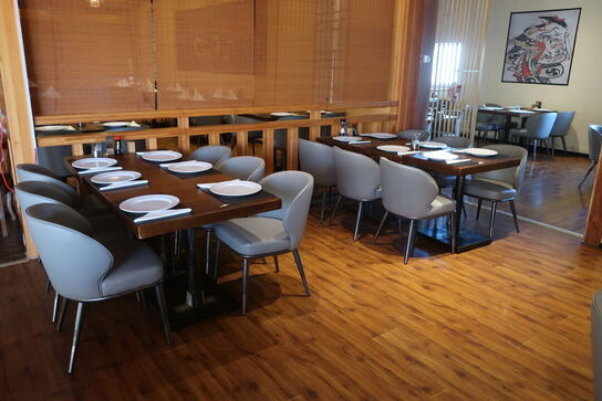 4 borde og 12 nye stole