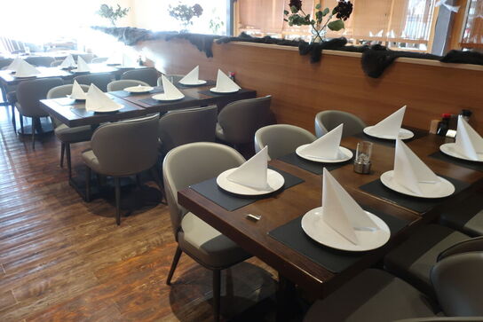 10 borde og 30 nye stole