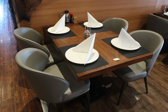Bord og 4 nye stole