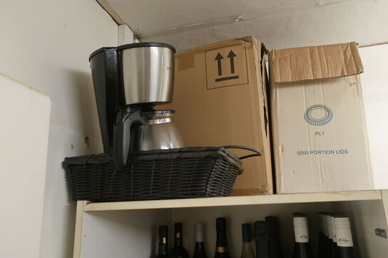 Reol med vin og plastsække