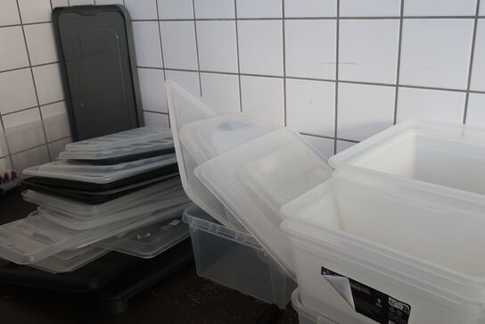 Bord samt indhold ovenpå bordet