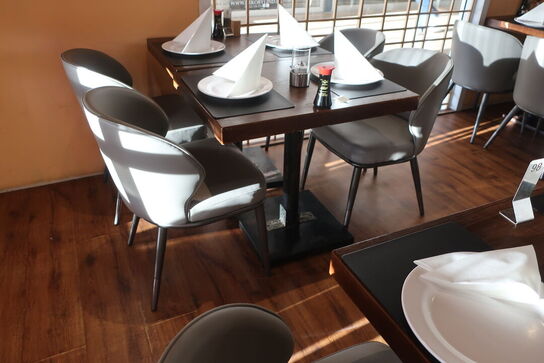 3 borde og 12 nye stole