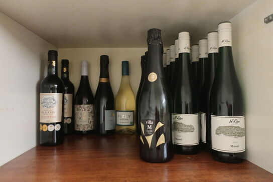 Reol med vin og plastsække