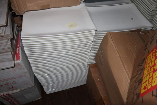 Parti firkantede porcelænstallerkner