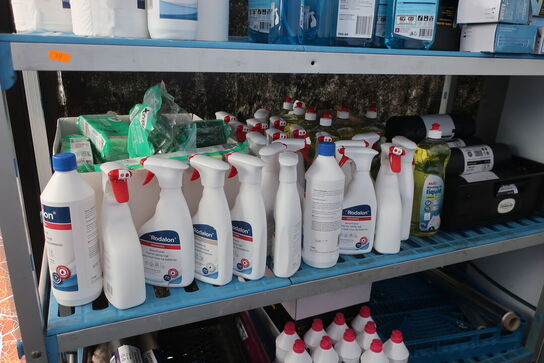 Reol med rengøringsartikler