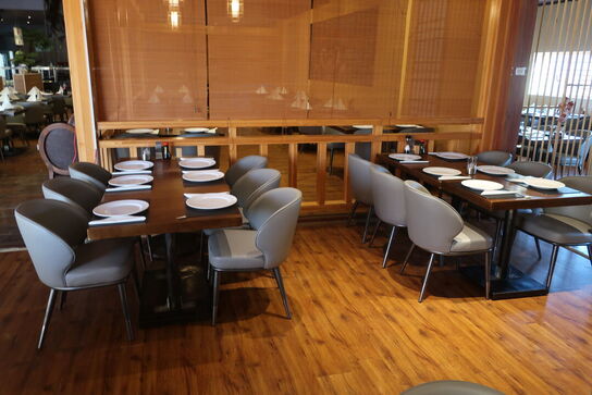 4 borde og 12 nye stole