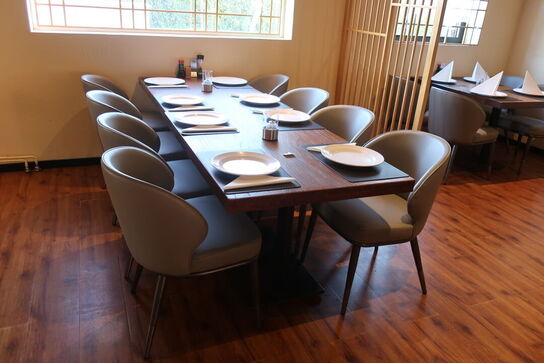 2 borde og 8 nye stole