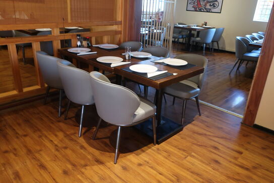 4 borde og 12 nye stole