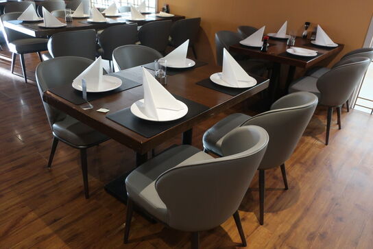 3 borde og 12 nye stole