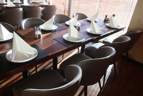 2 borde og 8 nye stole