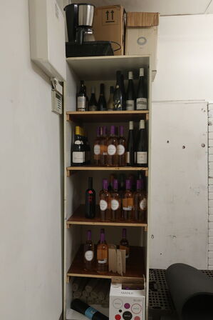 Reol med vin og plastsække