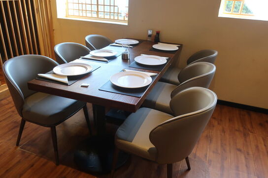 2 borde og 6 nye stole