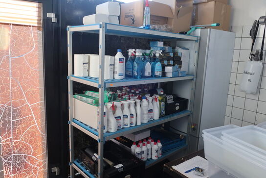 Reol med rengøringsartikler