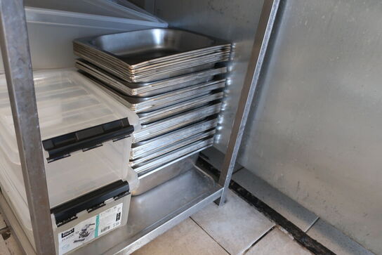 Stålbord med kantiner