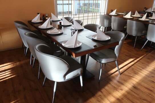 2 borde og 8 nye stole