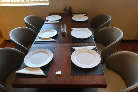 2 borde og 6 nye stole