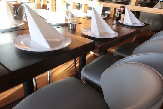 2 borde og 6 nye stole