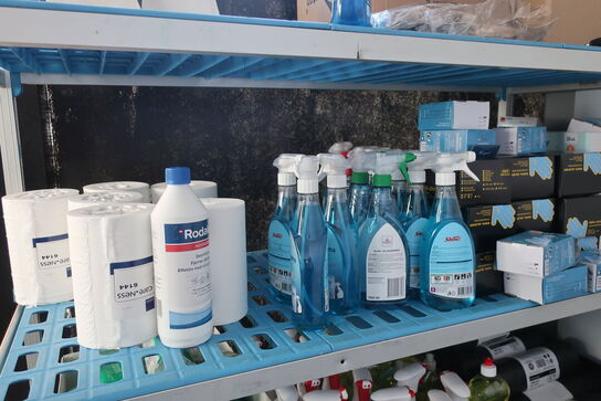 Reol med rengøringsartikler