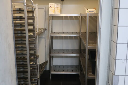 Reoler og bakkevogne fra kølerum