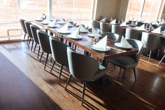 Fire borde og 12 nye stole