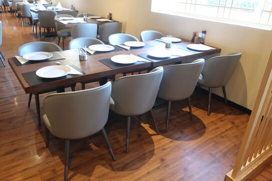 2 borde og 8 nye stole