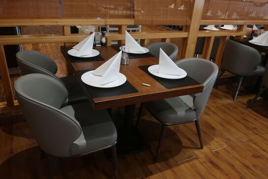 3 borde og 12 nye stole