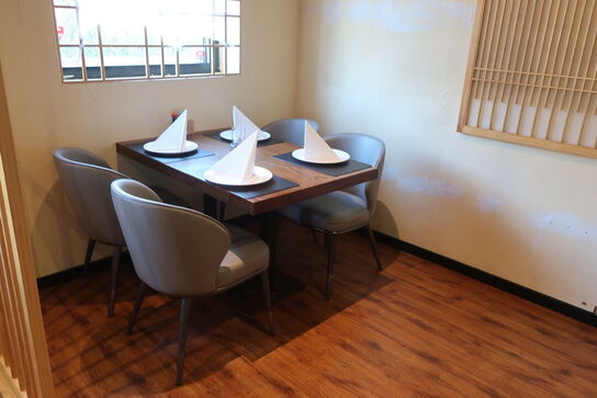 2 borde og 8 nye stole