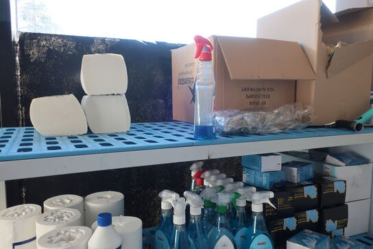 Reol med rengøringsartikler