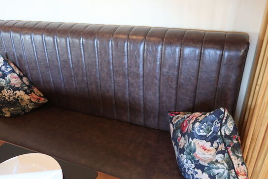 4 borde, 12 nye stole samt 5 bænke