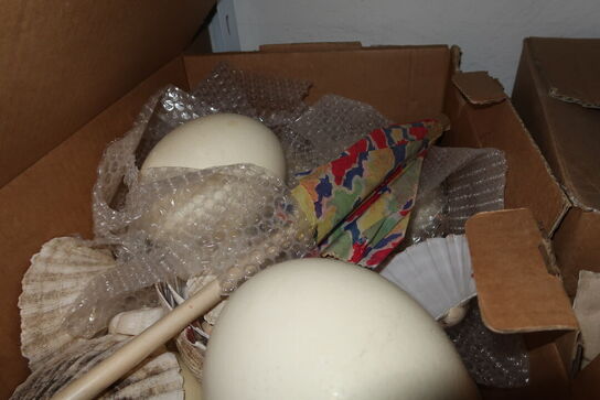 Møbelhunde, dunke samt kasse med rekvisitter