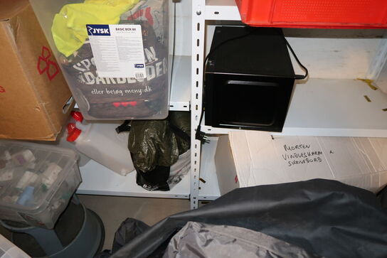 Lagerreoler med kølebokse, kaffekander, varmeblæsere m.m.