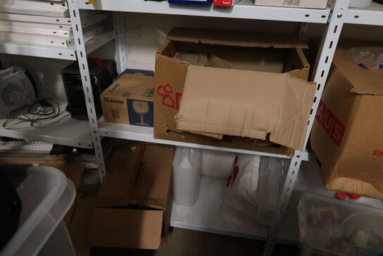 Lagerreoler med kølebokse, kaffekander, varmeblæsere m.m.