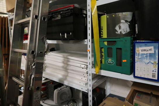 Lagerreoler med kølebokse, kaffekander, varmeblæsere m.m.