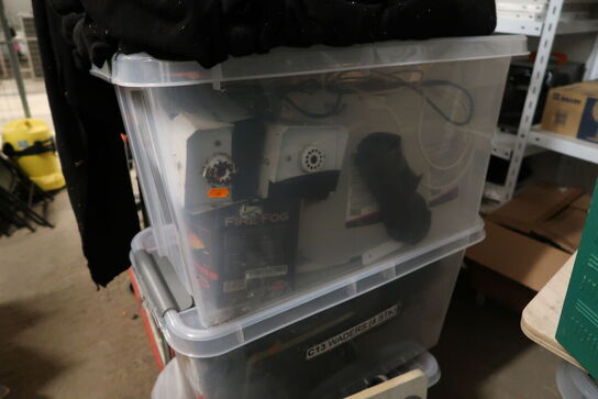 Opbevaringsvogn med div. Redningsveste, røgmaskiner FIRE FOG m.m.