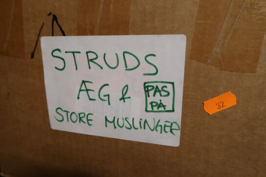 Møbelhunde, dunke samt kasse med rekvisitter