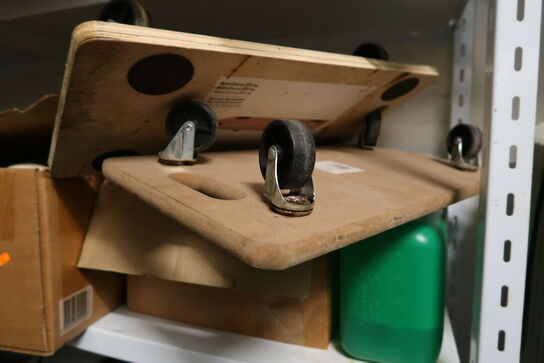 Møbelhunde, dunke samt kasse med rekvisitter