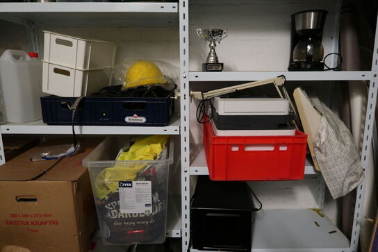 Lagerreoler med kølebokse, kaffekander, varmeblæsere m.m.