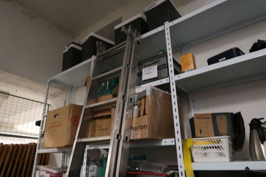 Lagerreoler med kølebokse, kaffekander, varmeblæsere m.m.